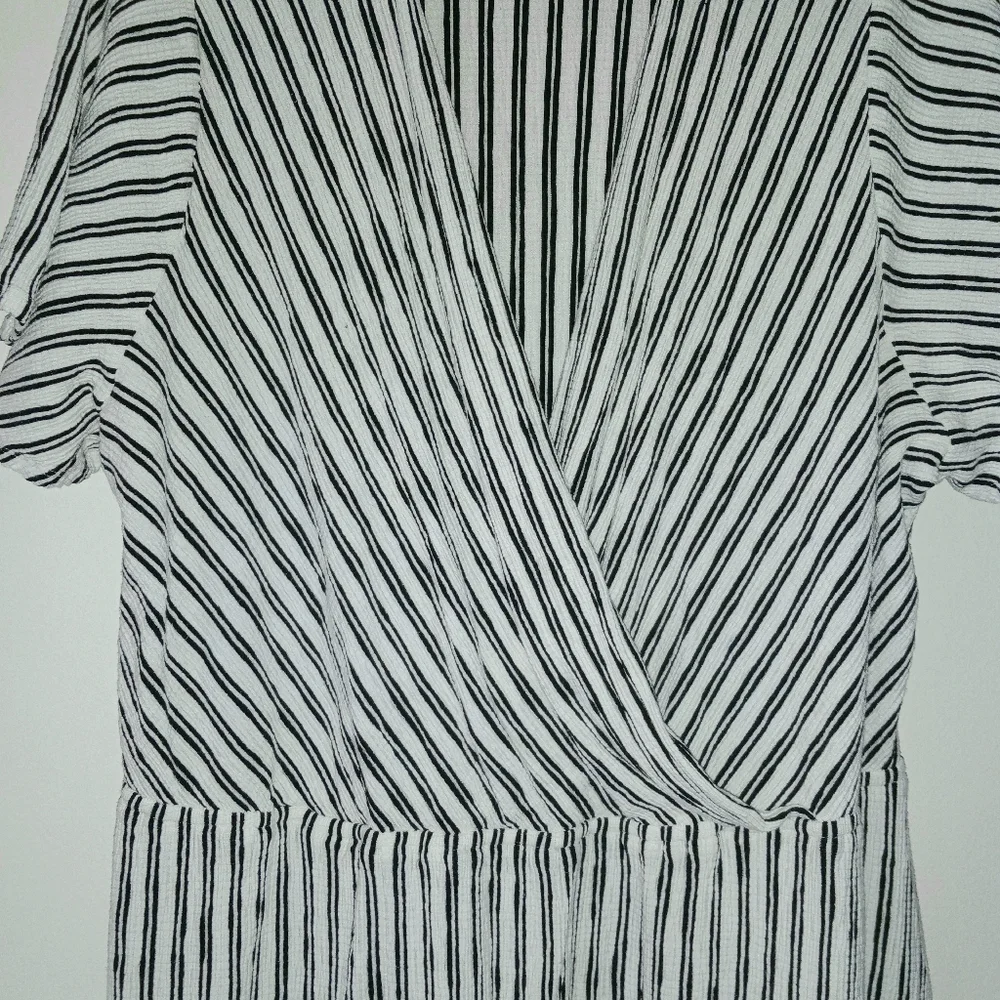 Lane Bryant 22-24 wrap v-neck short sleeve gathered waist striped top